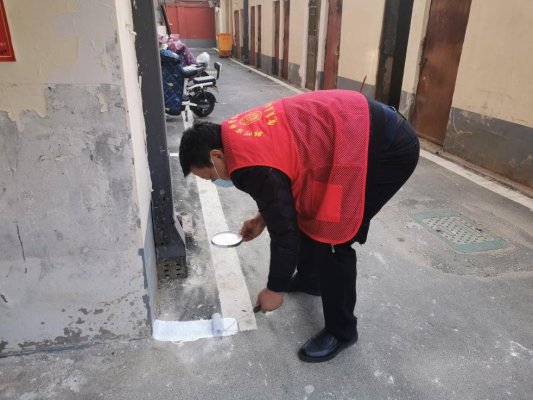 郑州市科协“志愿红”为农行社区楼院规范非机动车停车位