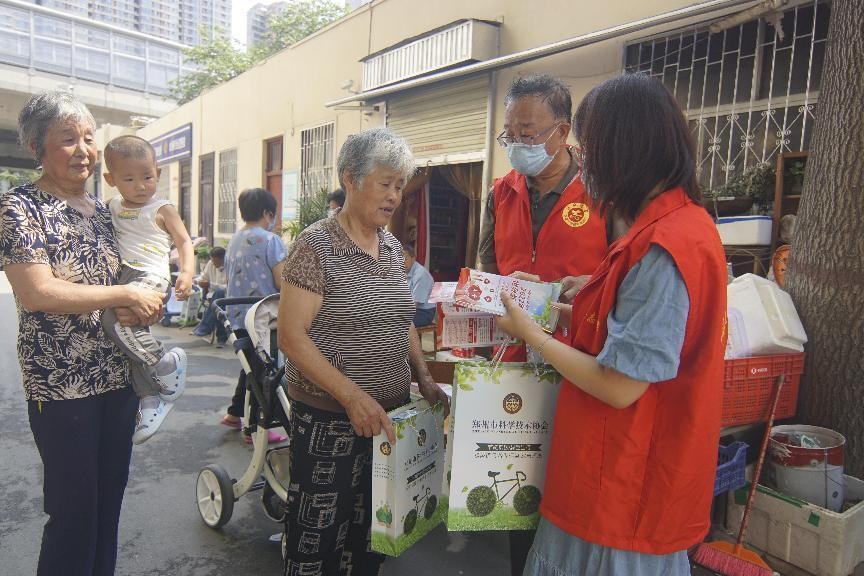 郑州市科协开展无偿献血知识科普宣传进社区活动